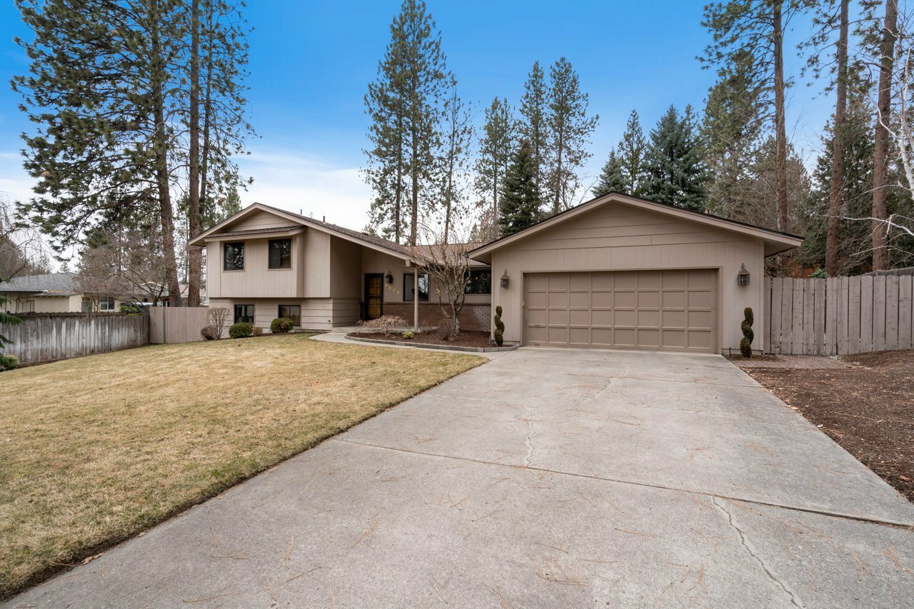 4806 W Woodgrove Ct  Spokane WA 99208 photo