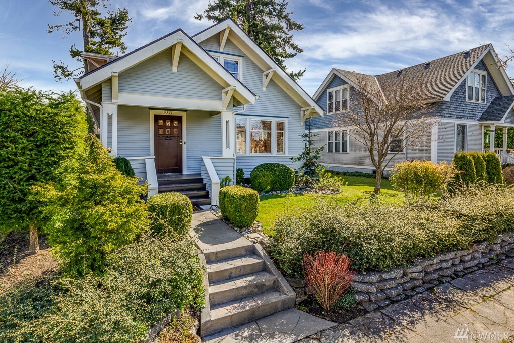 Property Photo: 1817 Hoyt Ave WA 98201