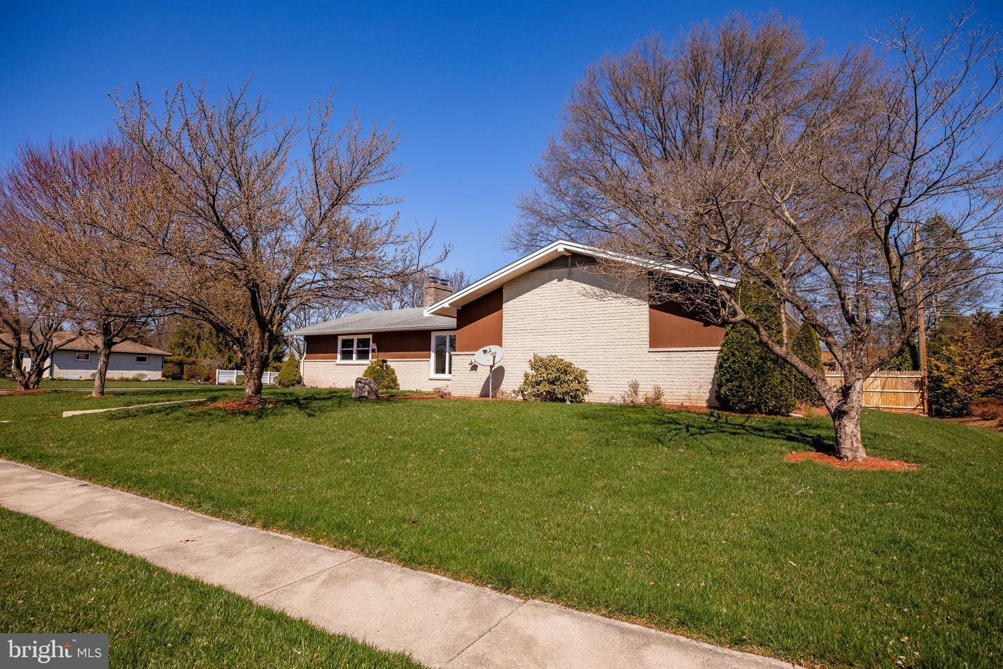 Property Photo:  1100 S Green Street  PA 17078 