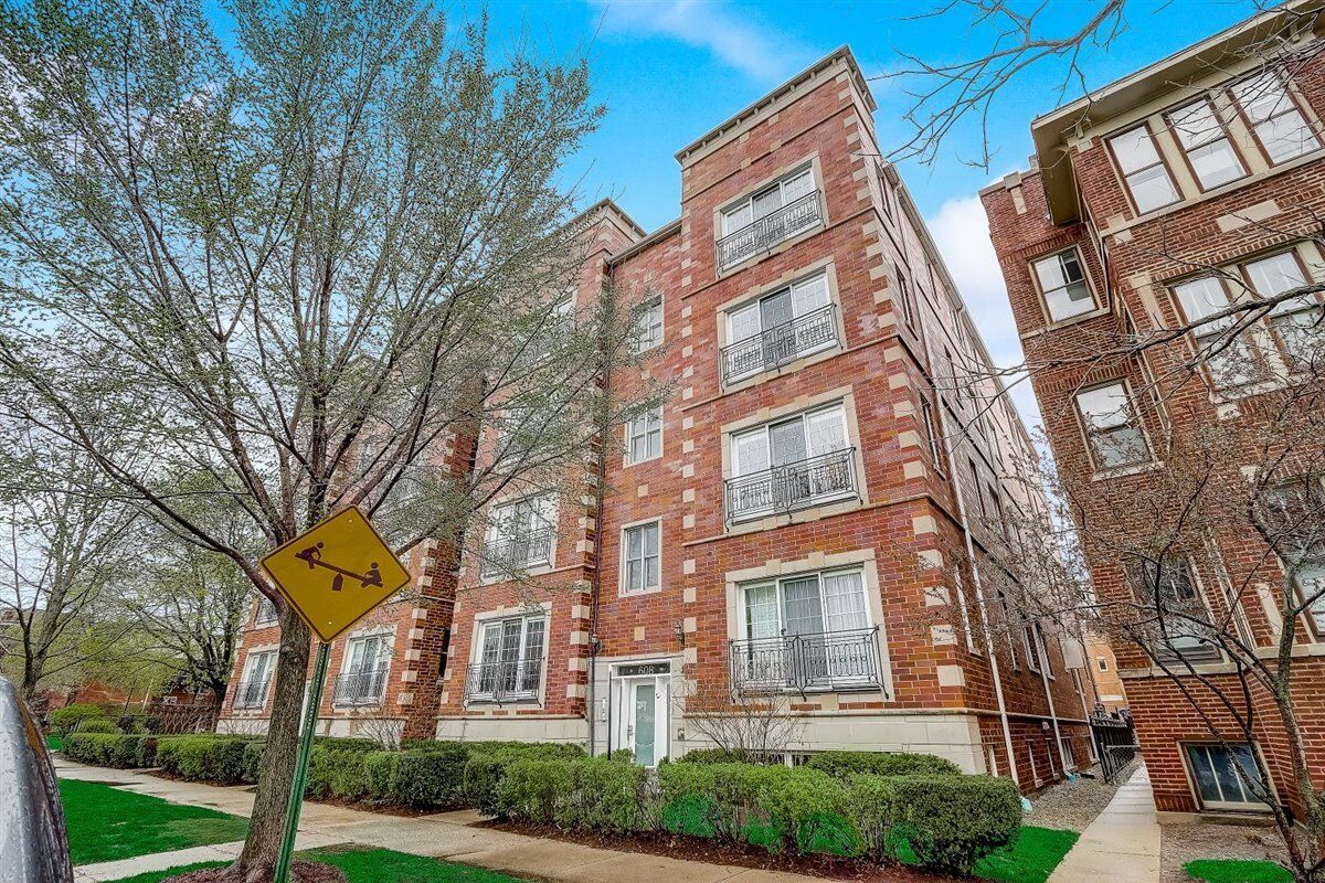Property Photo:  608 Hinman Avenue 2S  IL 60202 