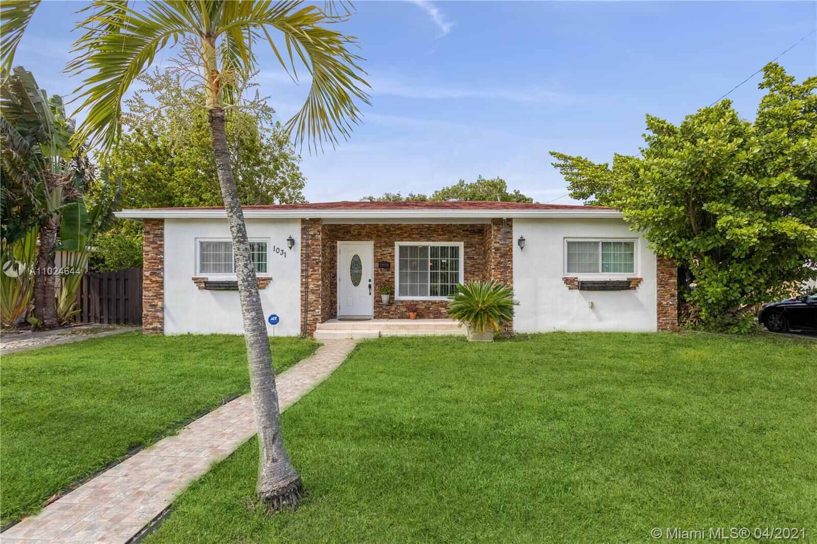 Property Photo: 1031 NE 151st St FL 33162