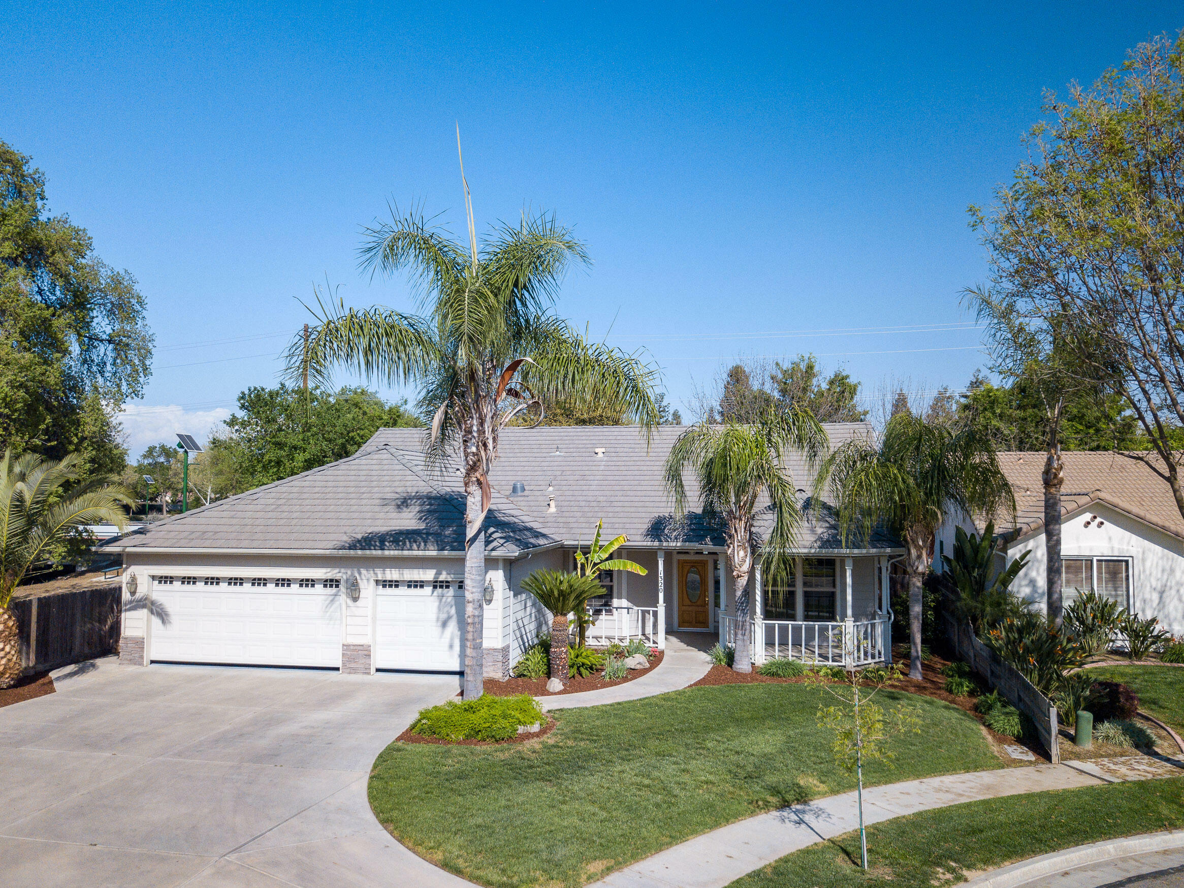 Property Photo:  1320 S Manzanita Court  CA 93292 