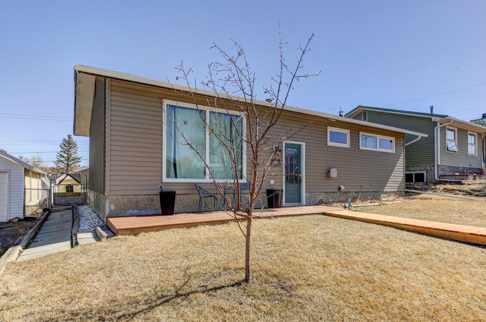 Property Photo: 918 11 Street SE AB T0J 0Y6