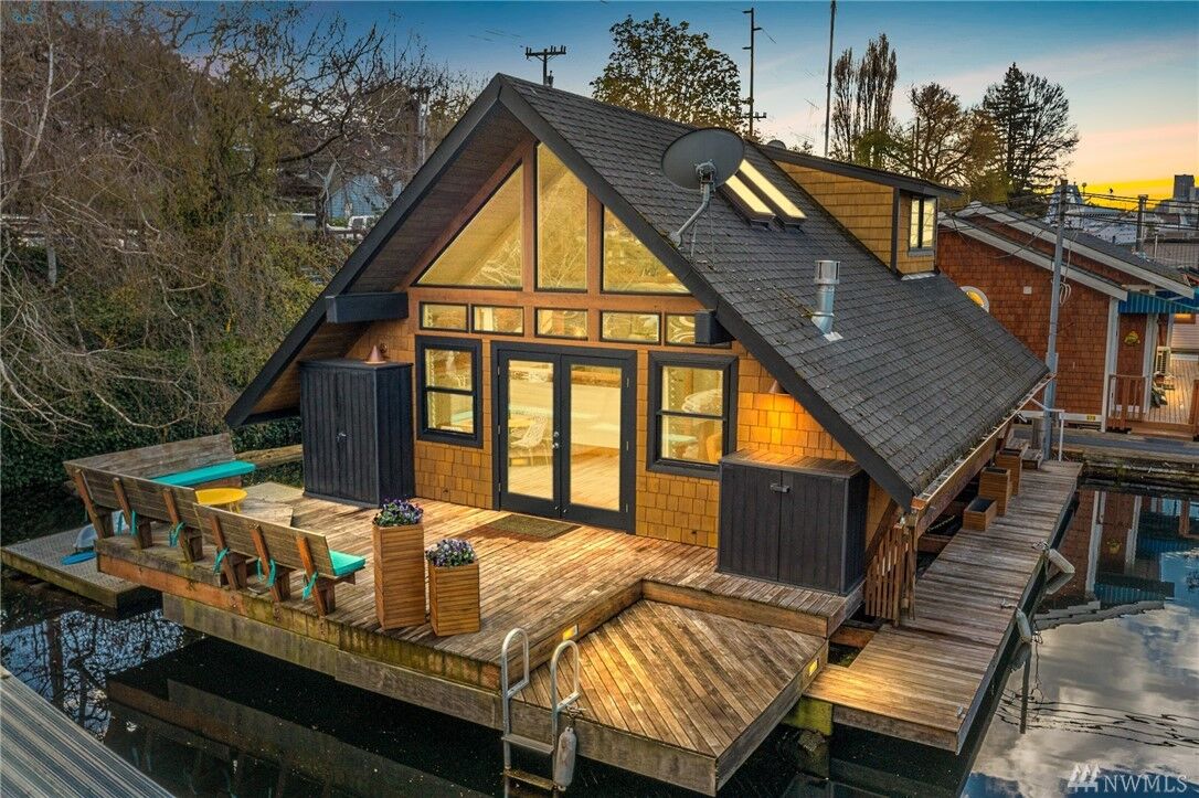 Property Photo:  2207 Fairview Ave E 8  WA 98102 