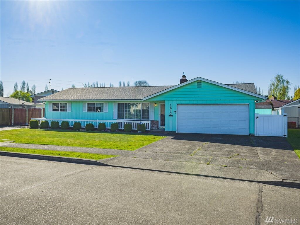 Property Photo:  1615 Susan Ave  WA 98632 