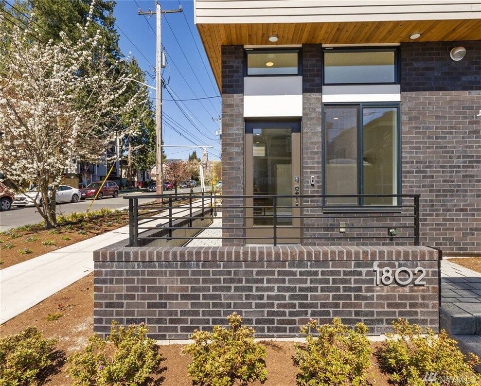 Property Photo:  1802 E Spruce St  WA 98122 