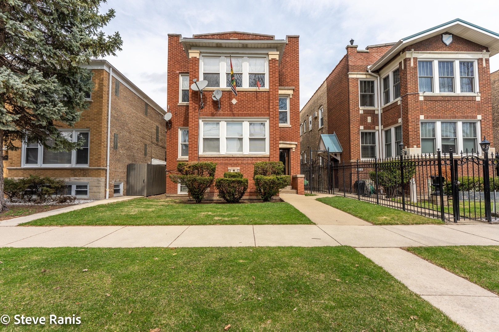 Property Photo:  5236 W Cullom Avenue  IL 60641 
