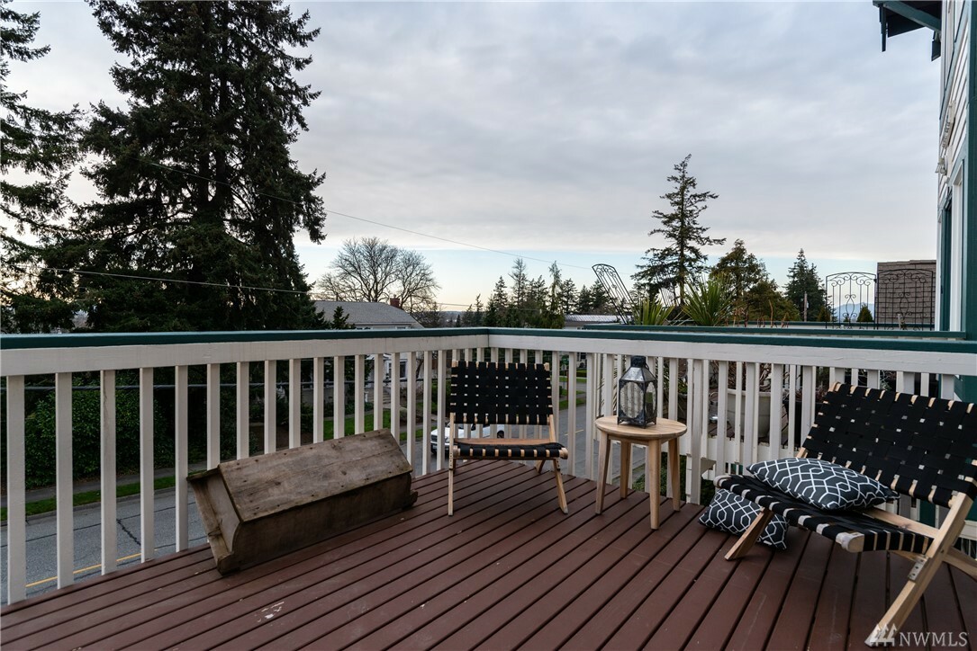 Property Photo:  118 N 6th St A  WA 98273 