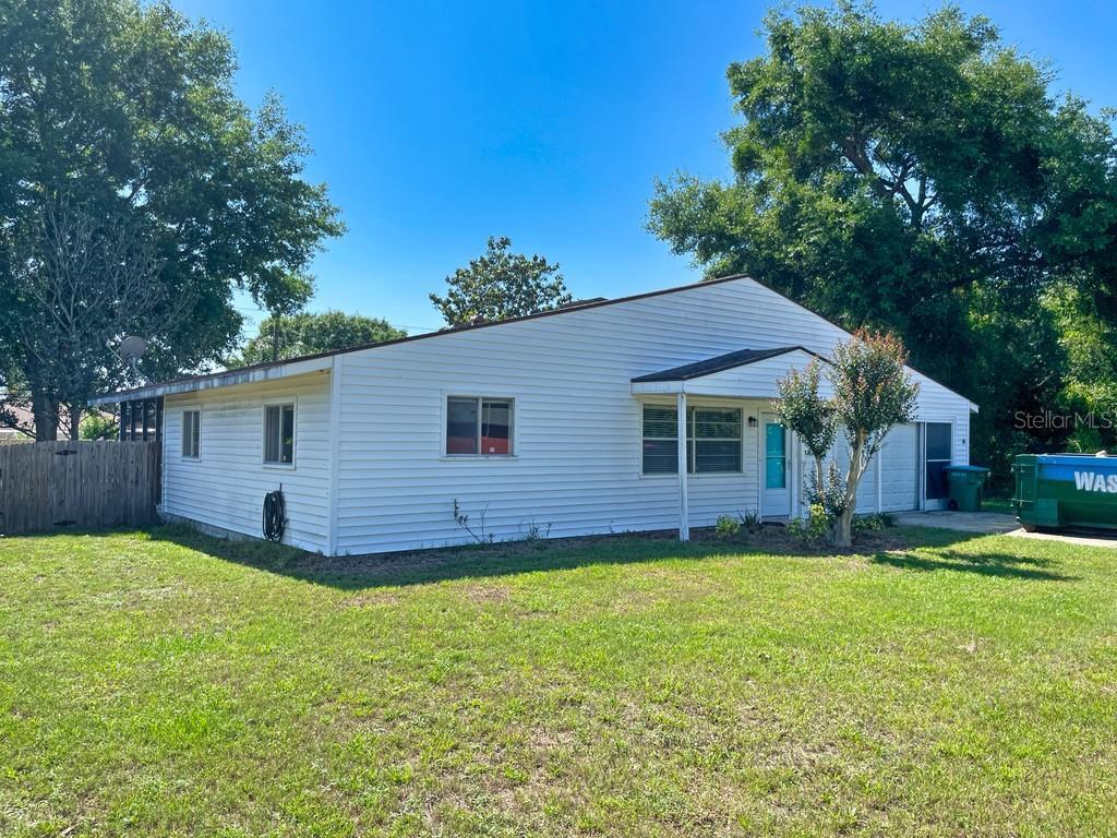 Property Photo: 208 Kenlake Drive FL 32738
