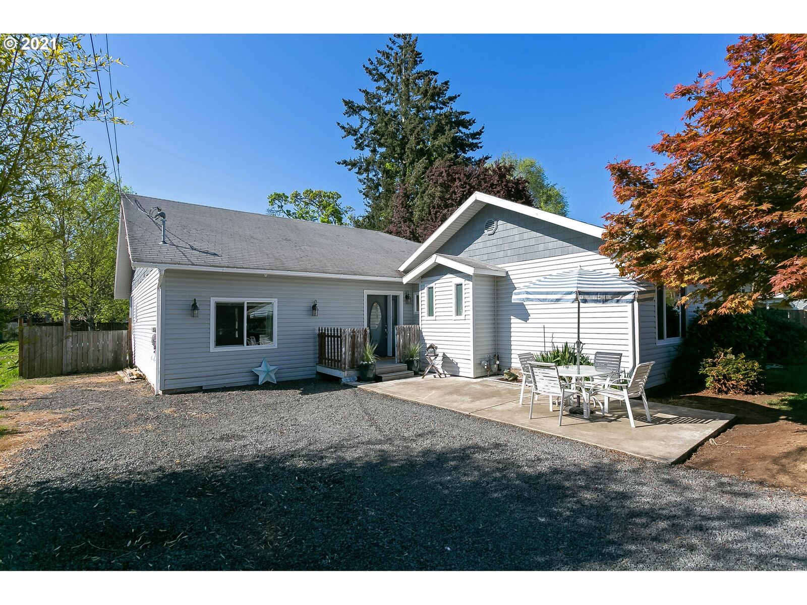 Property Photo:  140 NW Rachel St  OR 97124 