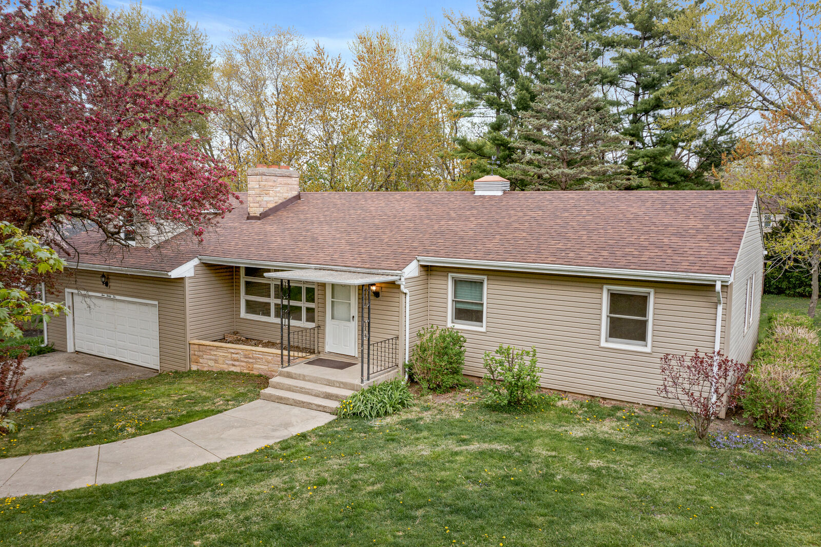 Property Photo:  425 Stanford Drive  IL 60152 