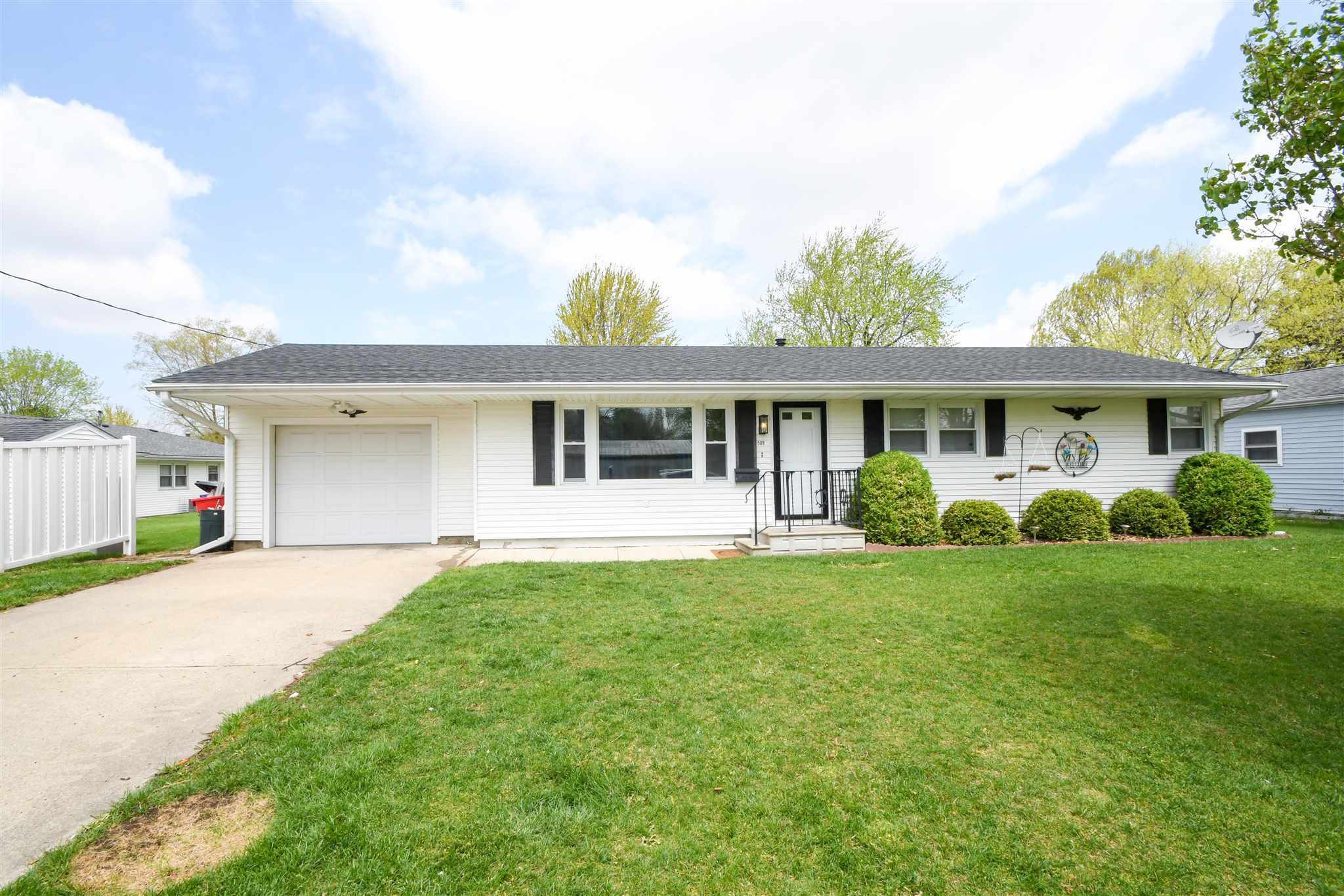 Property Photo:  509 W Butternut  IL 61529 