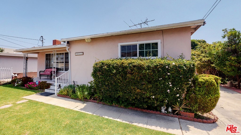 Property Photo:  14418 S Berendo Avenue  CA 90247 