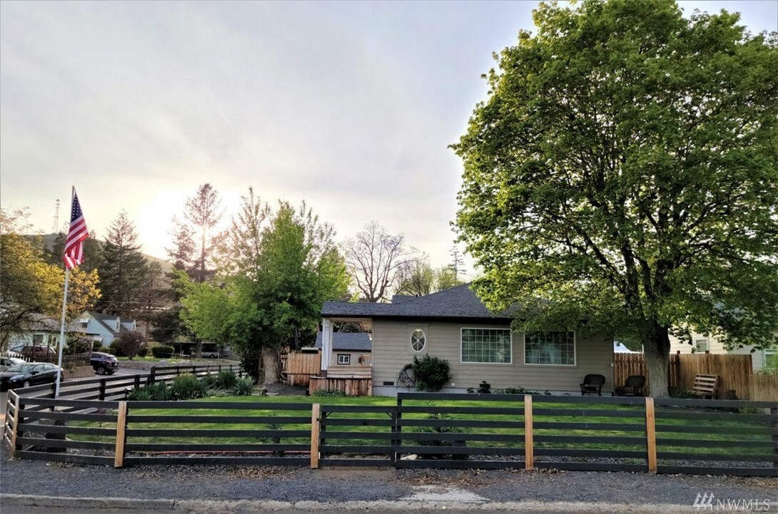 Property Photo:  161 F St SW  WA 98823 