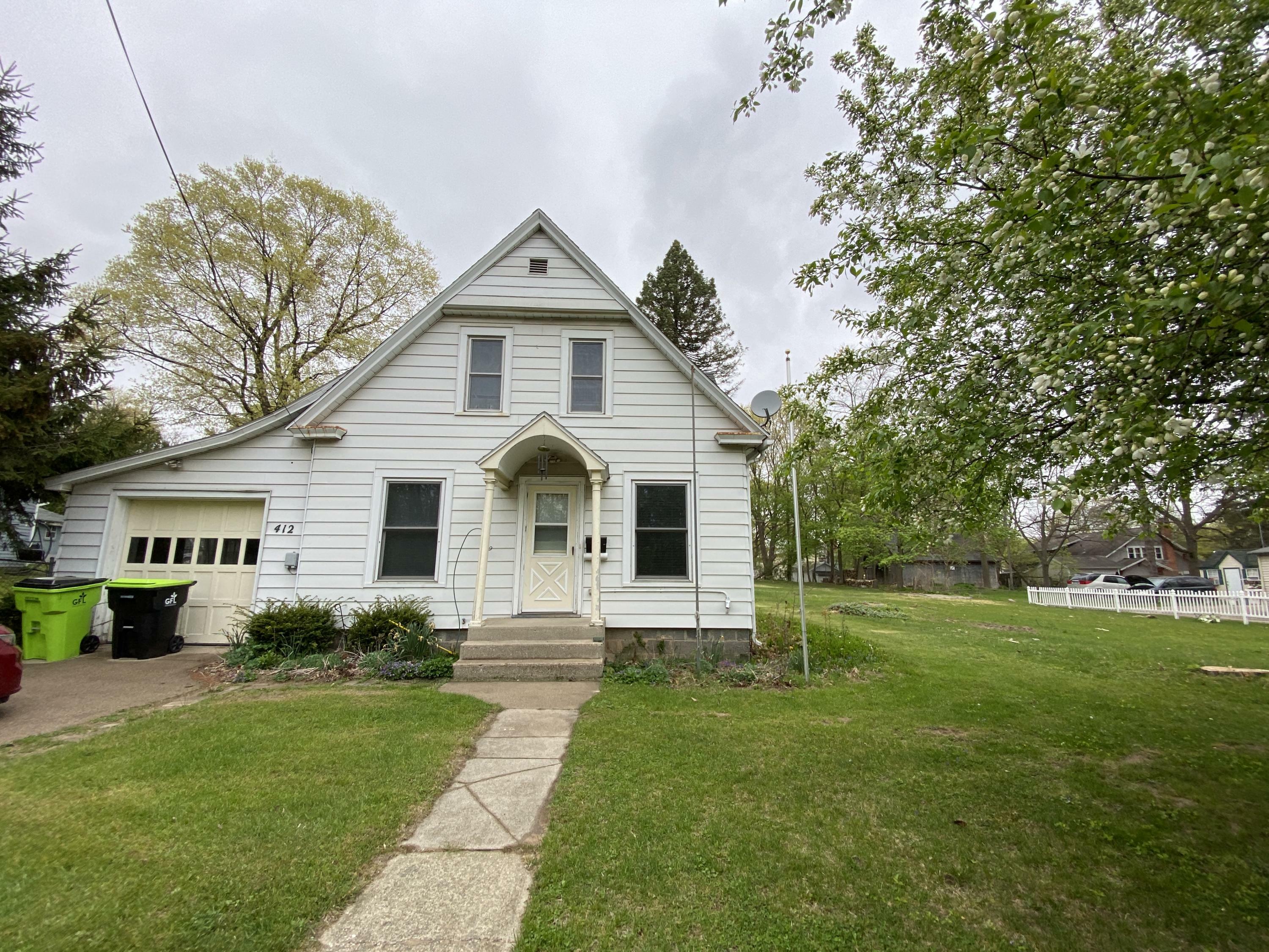 Property Photo:  412 W Washington Street  MI 48838 