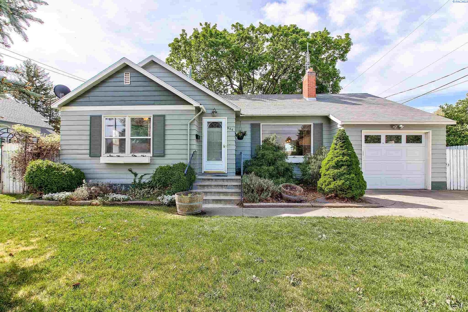 Property Photo:  506 E 3rd St  WA 98930 