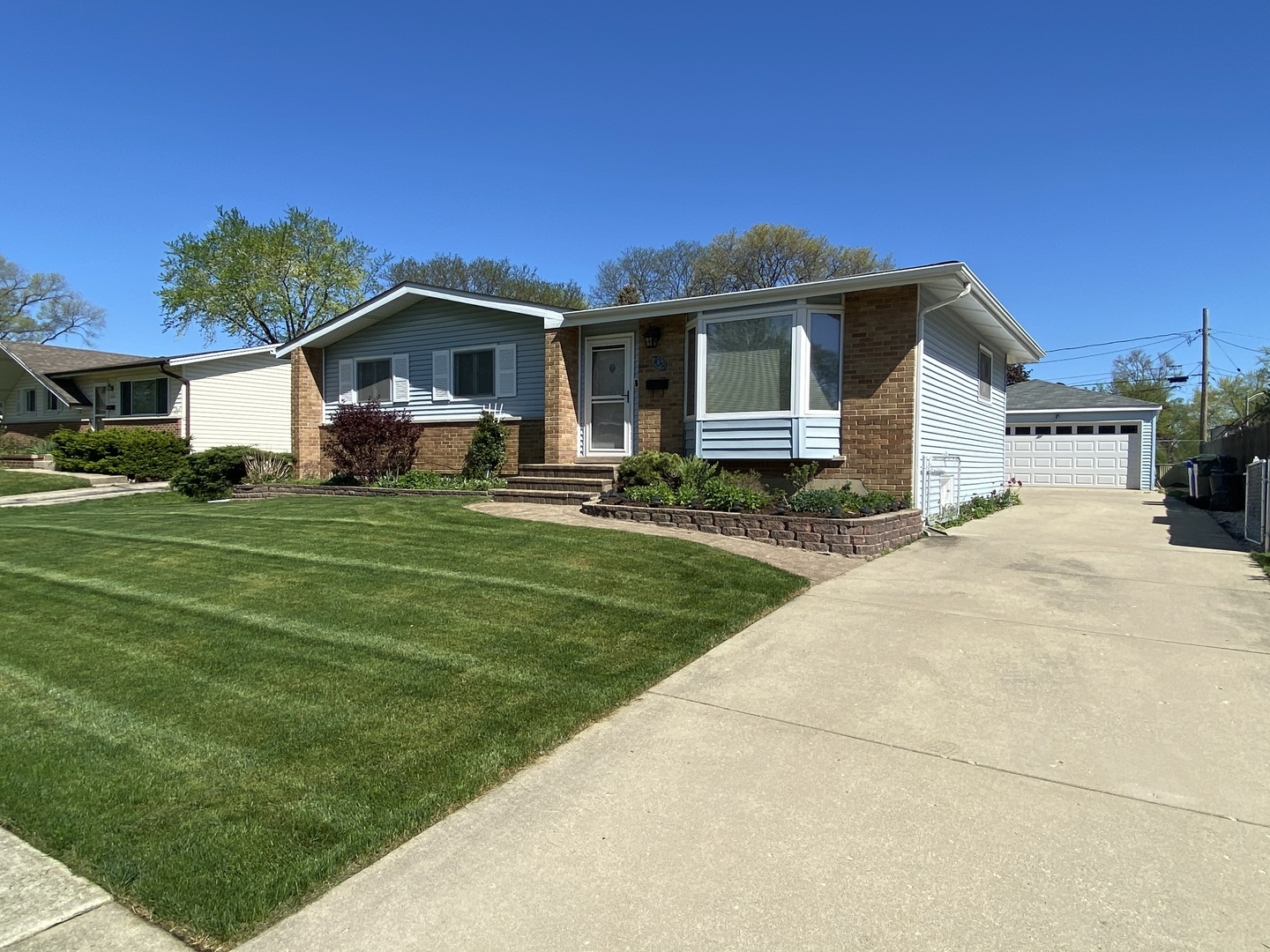 Property Photo:  708 E Greenwood Drive  IL 60056 