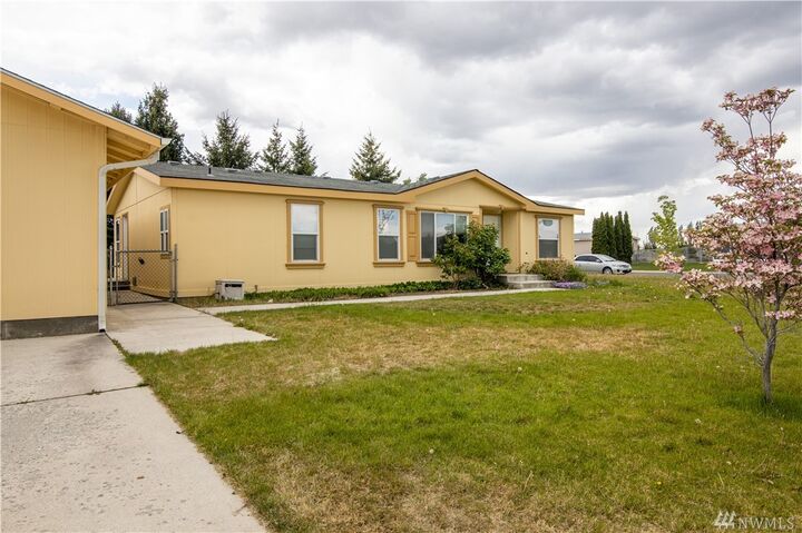 Property Photo:  522 J St SE  WA 98823 