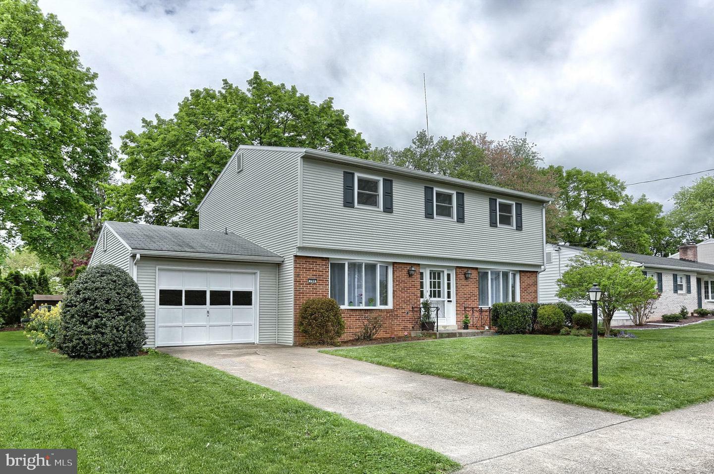 Property Photo:  704 Henry Street  PA 17055 