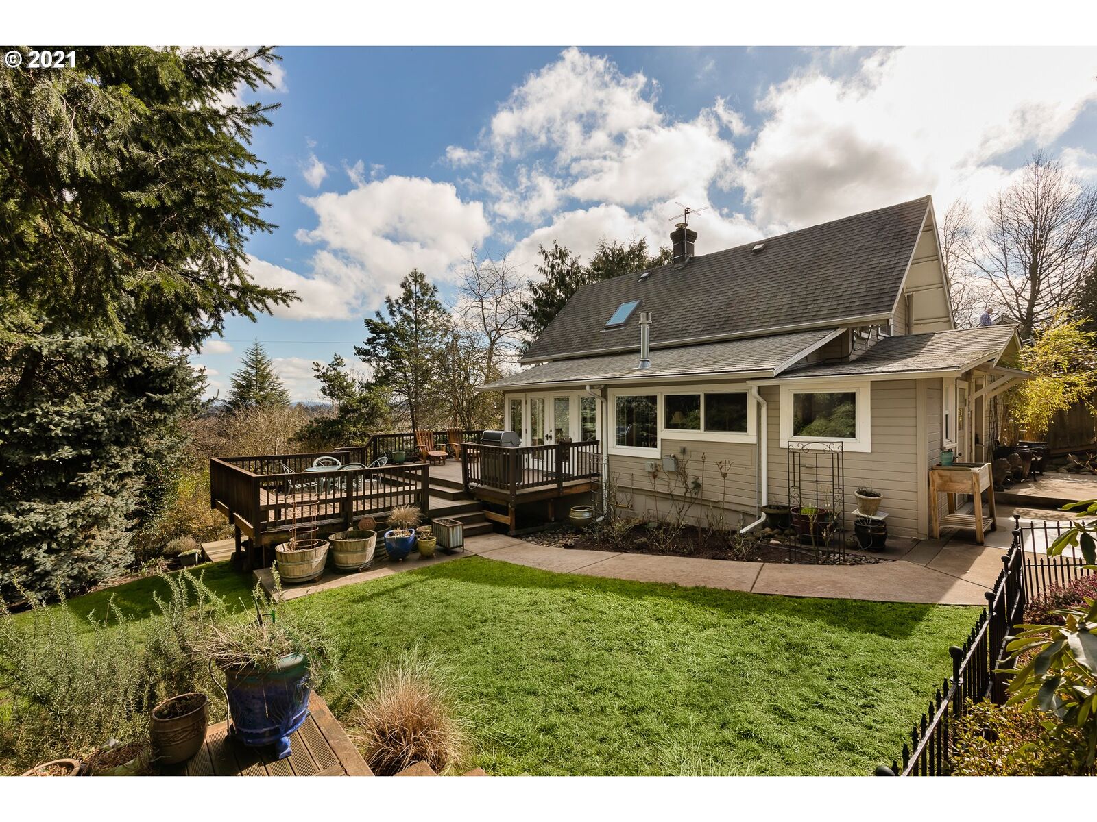Property Photo: 547 SE 74th Ave OR 97215