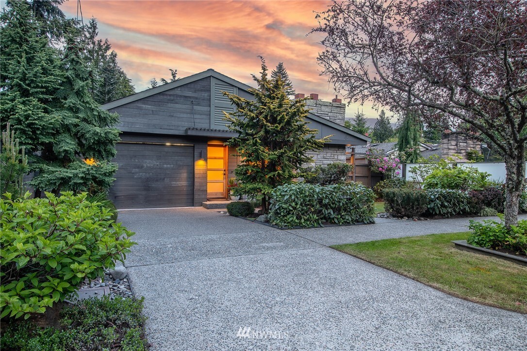 Property Photo:  3606 Arapahoe Place W  WA 98199 