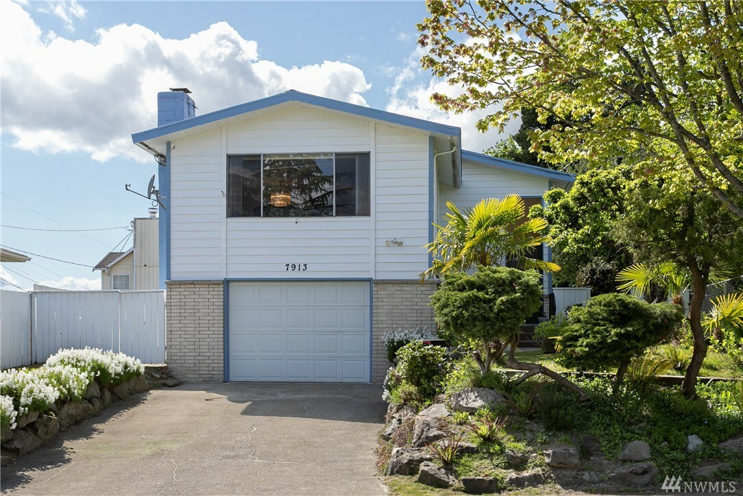 Property Photo: 7913 Beacon Ave S WA 98118
