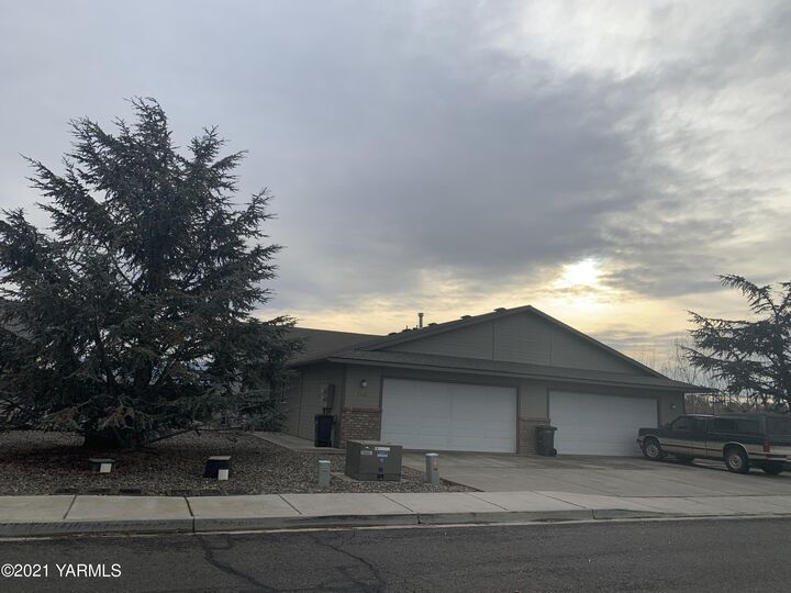 5312/5314 Lanai Dr  Yakima WA 98908 photo