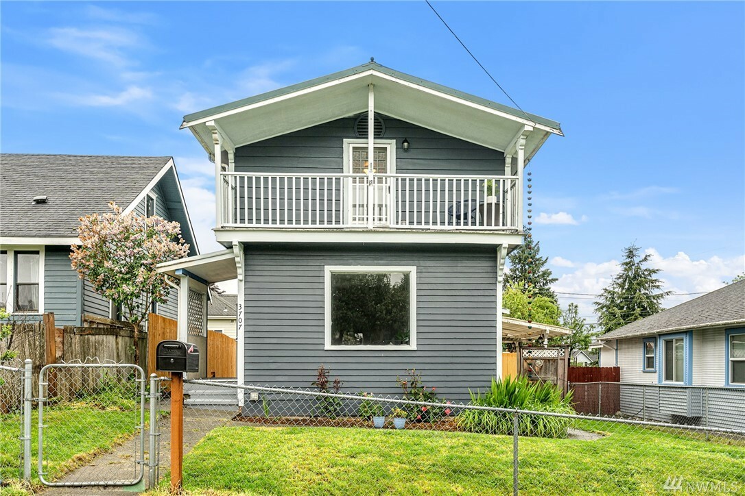 Property Photo:  3707 22nd St  WA 98201 