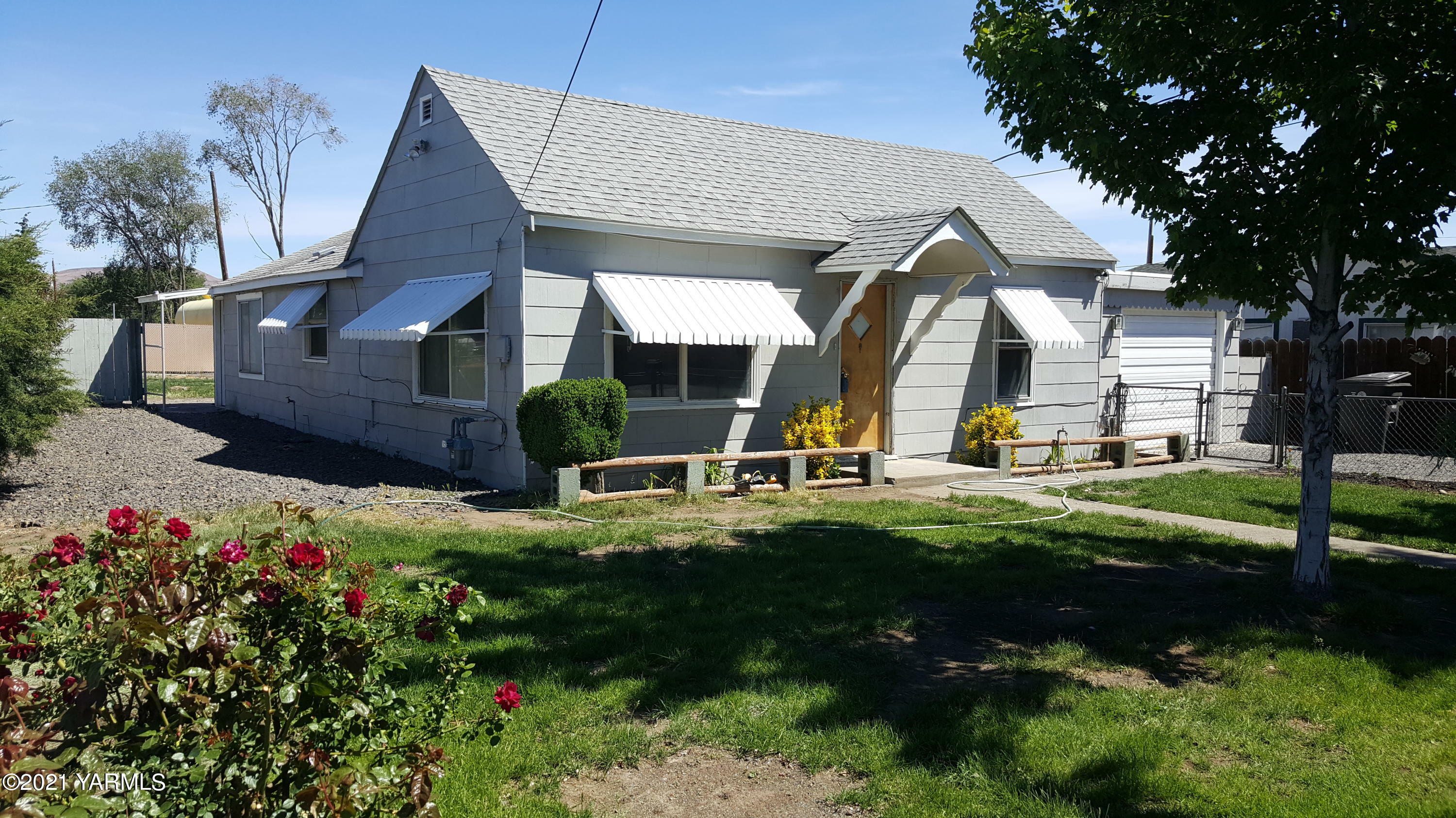 Property Photo:  2001 E Mead Ave  WA 98903 