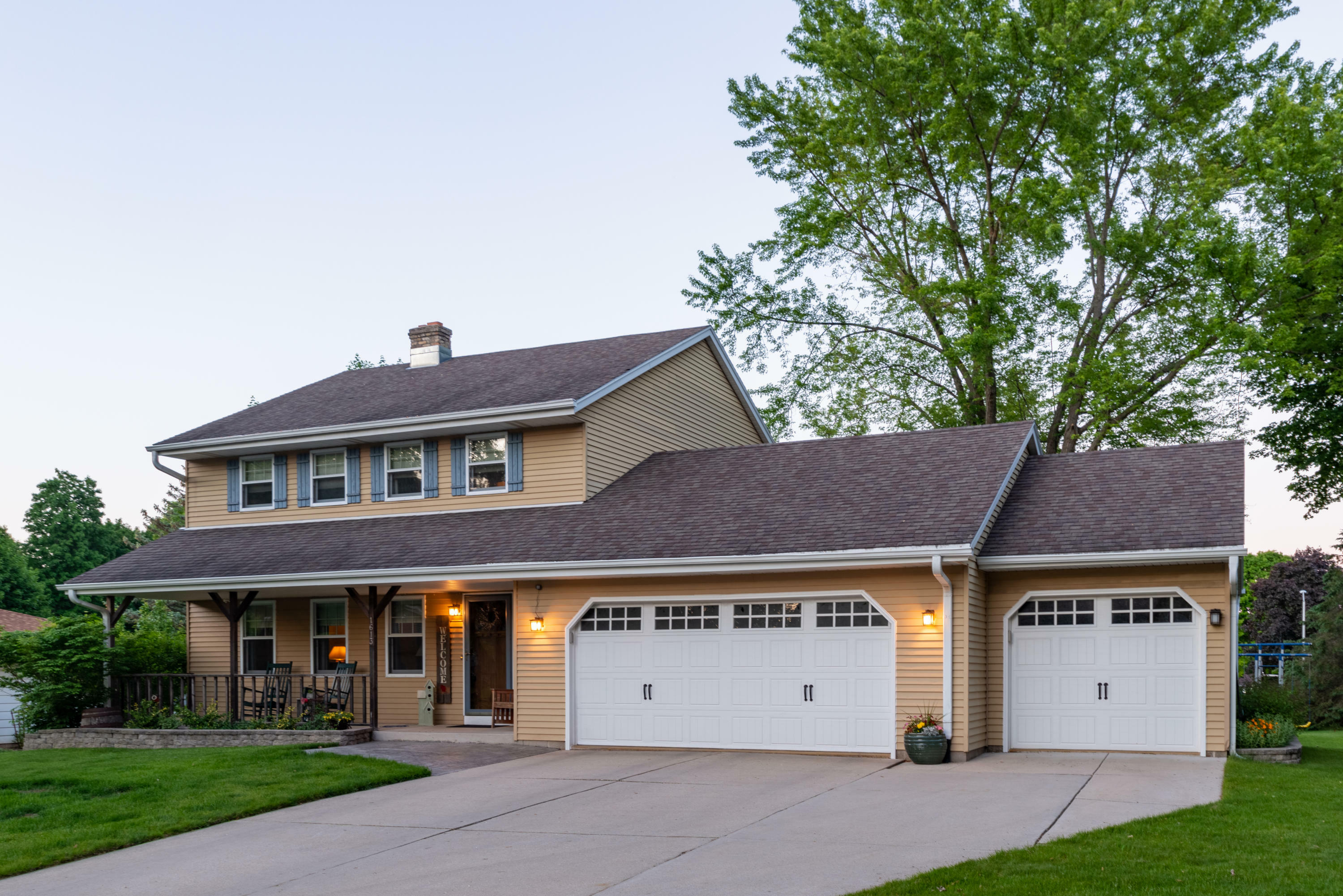 Property Photo: 1613 Longmeadow Dr WI 53095