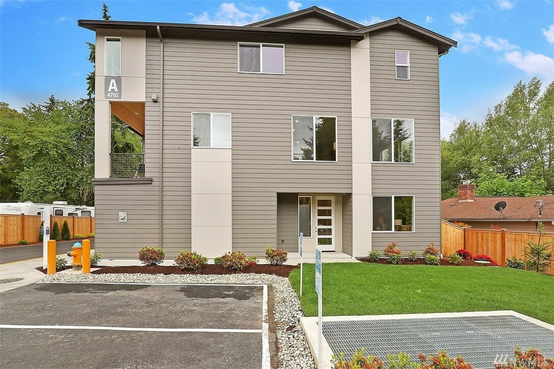 Property Photo: 4702 164th St SW B5 WA 98087