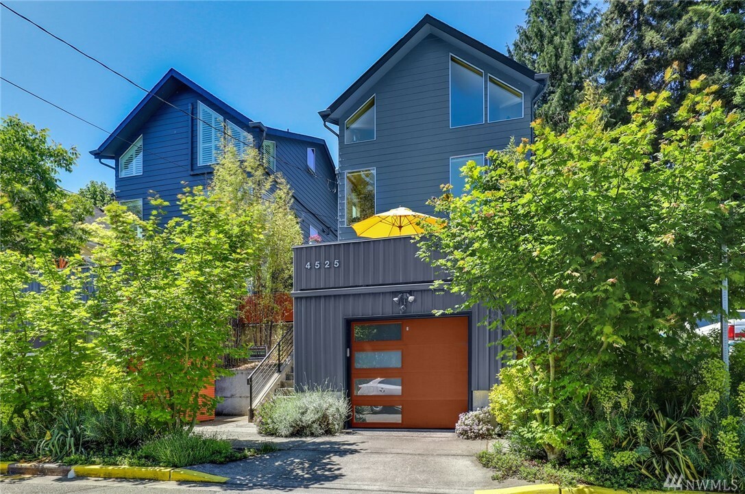 Property Photo:  4525 34th Avenue S  WA 98118 