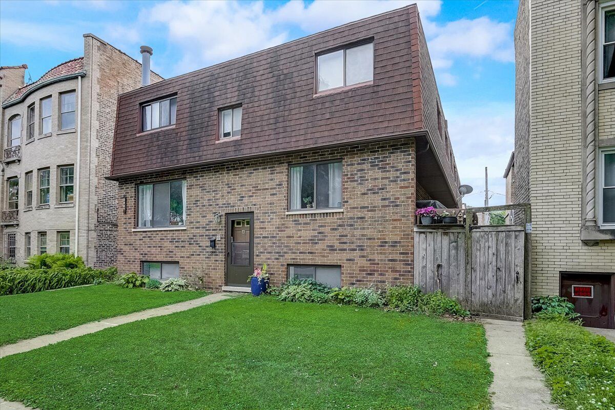 Property Photo: 2907 W Argyle Street B IL 60625