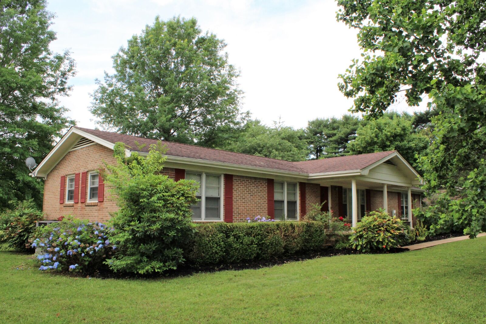 Property Photo: 510 E Petty Ln TN 37398