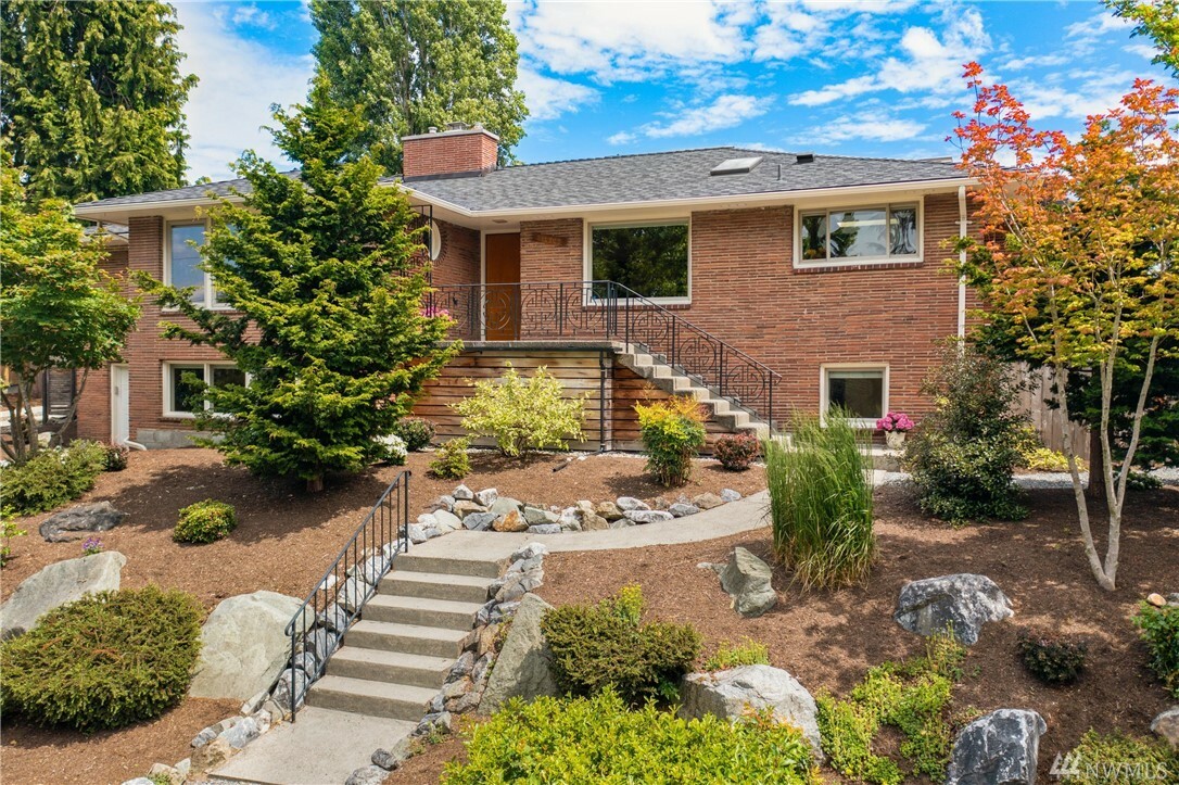 Property Photo:  11704 Palatine Ave N  WA 98133 