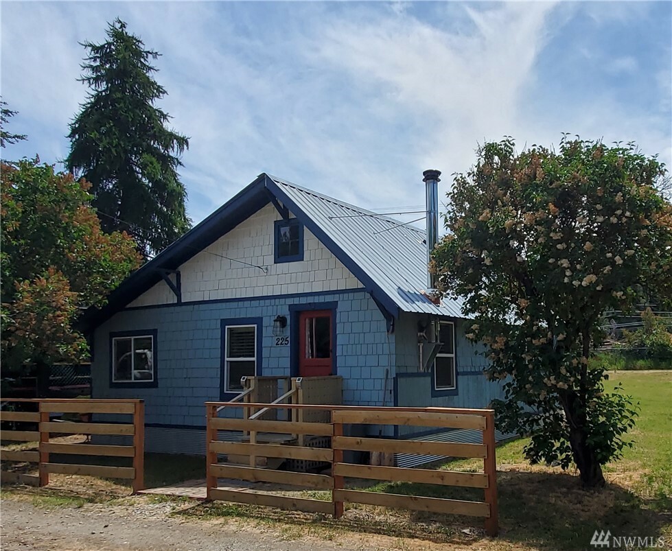 Property Photo:  225 Cleveland St  WA 98922 