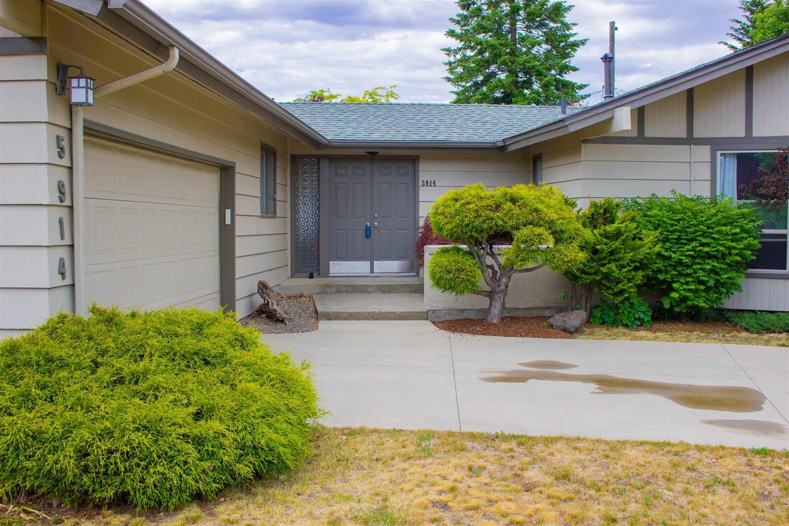 Property Photo: 5914 S Lee St WA 99223