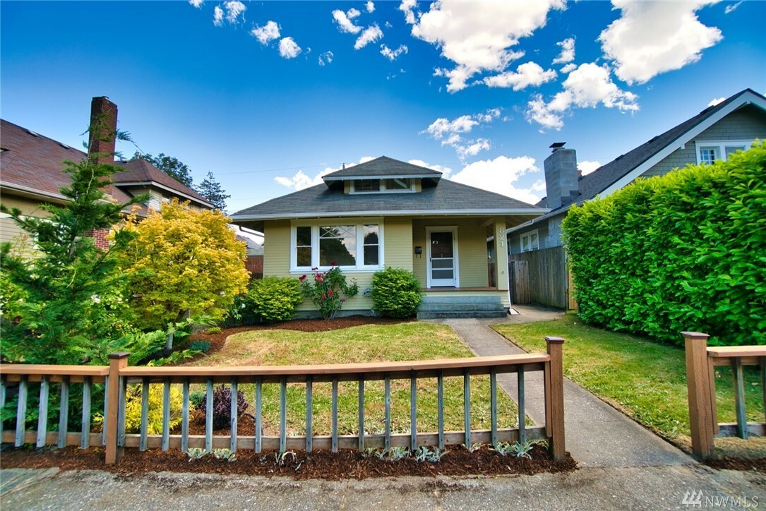 Property Photo:  821 N Oakes St  WA 98406 