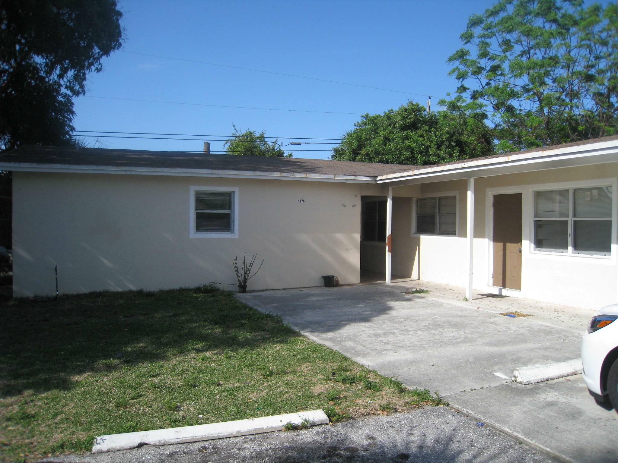 Property Photo:  1176 W 32nd Street 3  FL 33404 