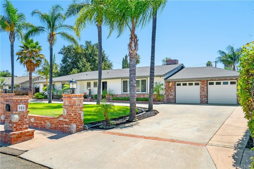Property Photo:  958 Waverly Heights Drive  CA 91360 