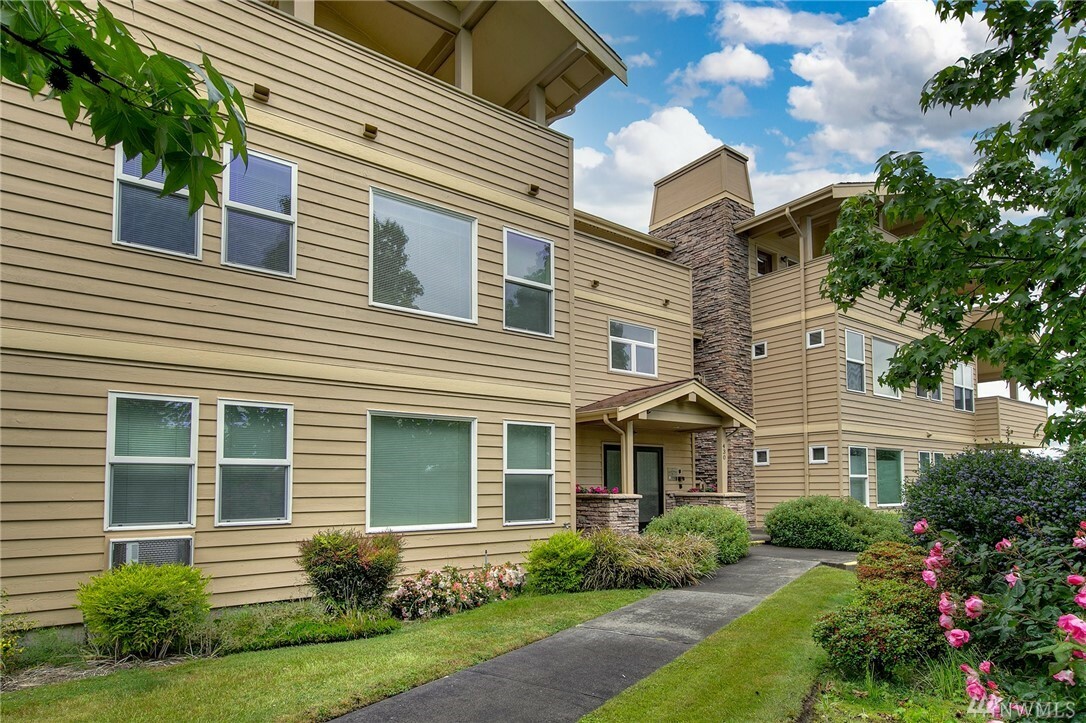 Property Photo:  430 SW 156th St 202  WA 98166 