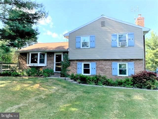 Property Photo:  33 Karen Court  PA 17543 