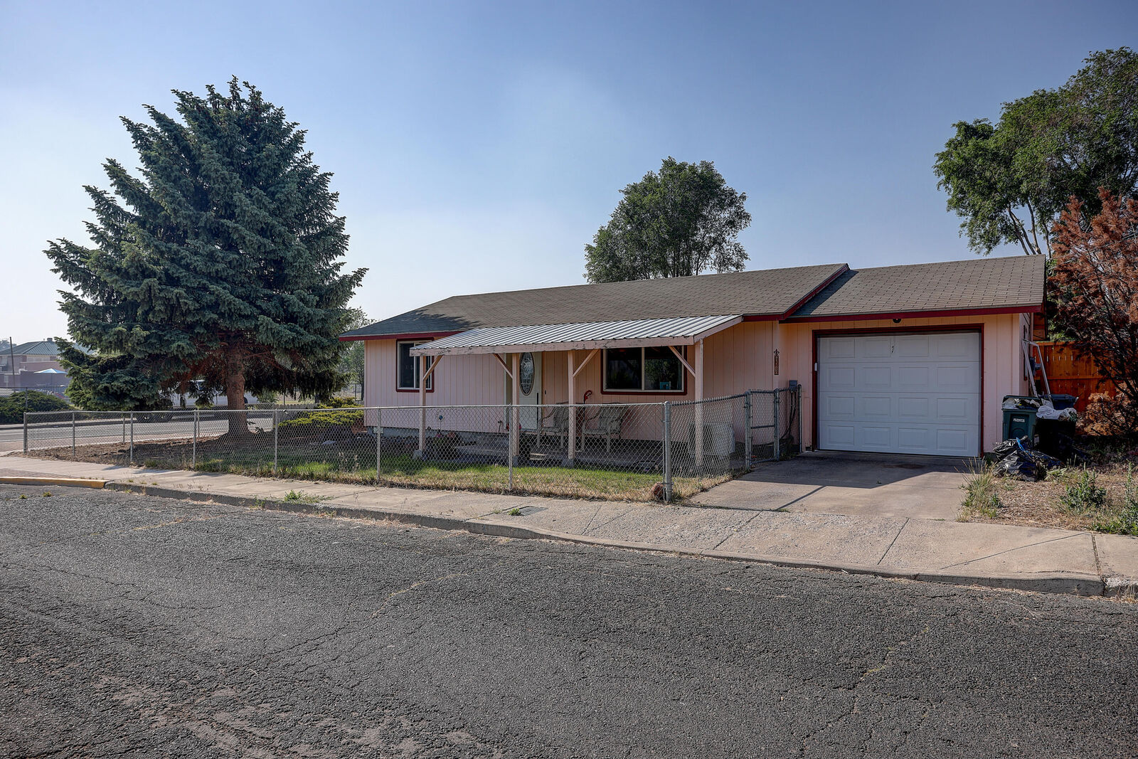 Property Photo:  410 SW 2nd Street  OR 97741 