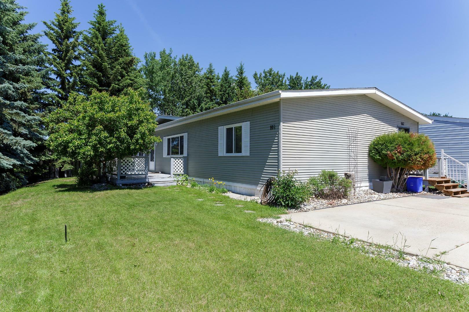 Property Photo: 102, 37543 England Way 102 AB T4S 2C3
