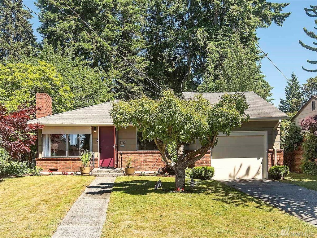 Property Photo: 13742 2nd Ave NW WA 98177