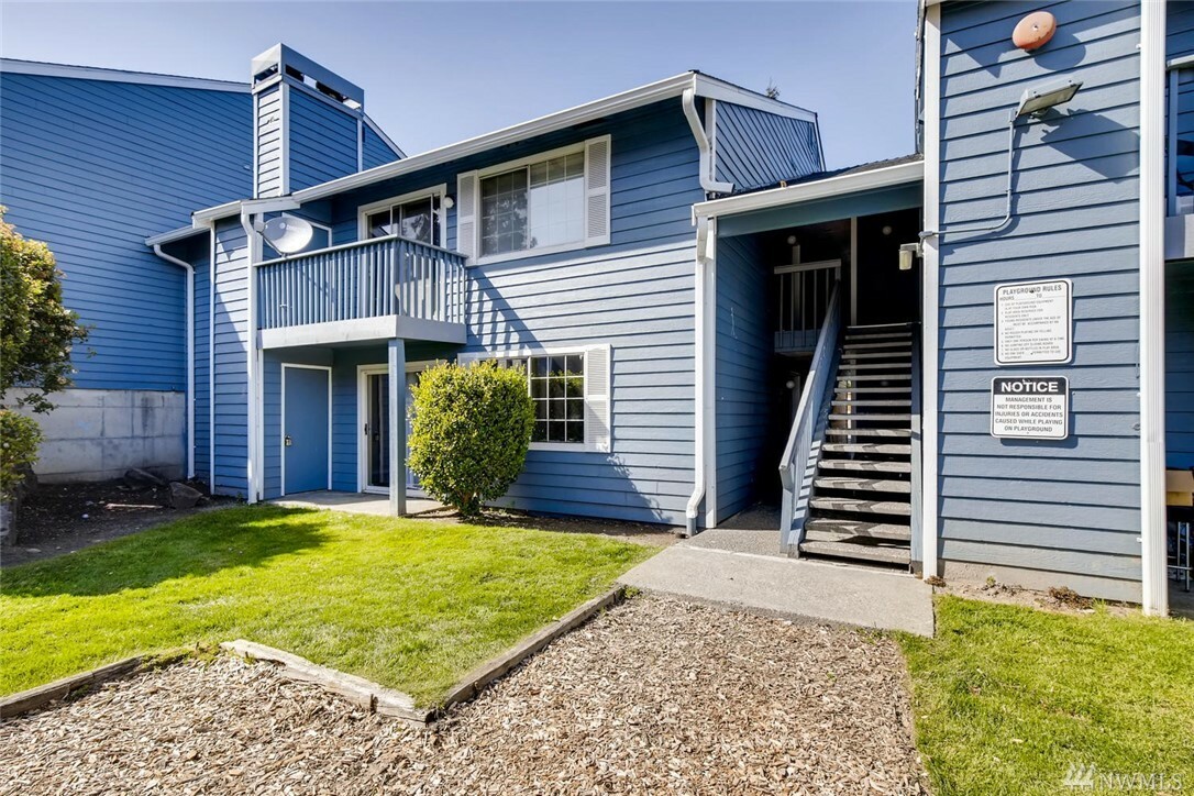 Property Photo:  16817 Larch Wy F202  WA 98037 