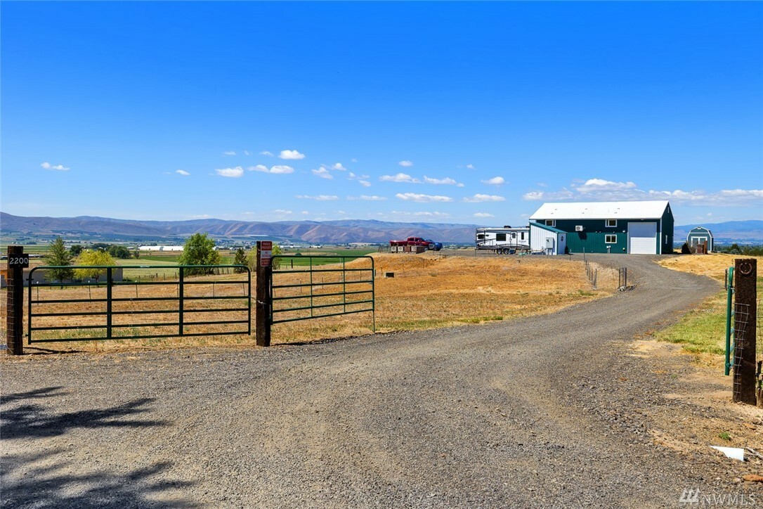 Property Photo:  2200 Clerf Rd  WA 98926 