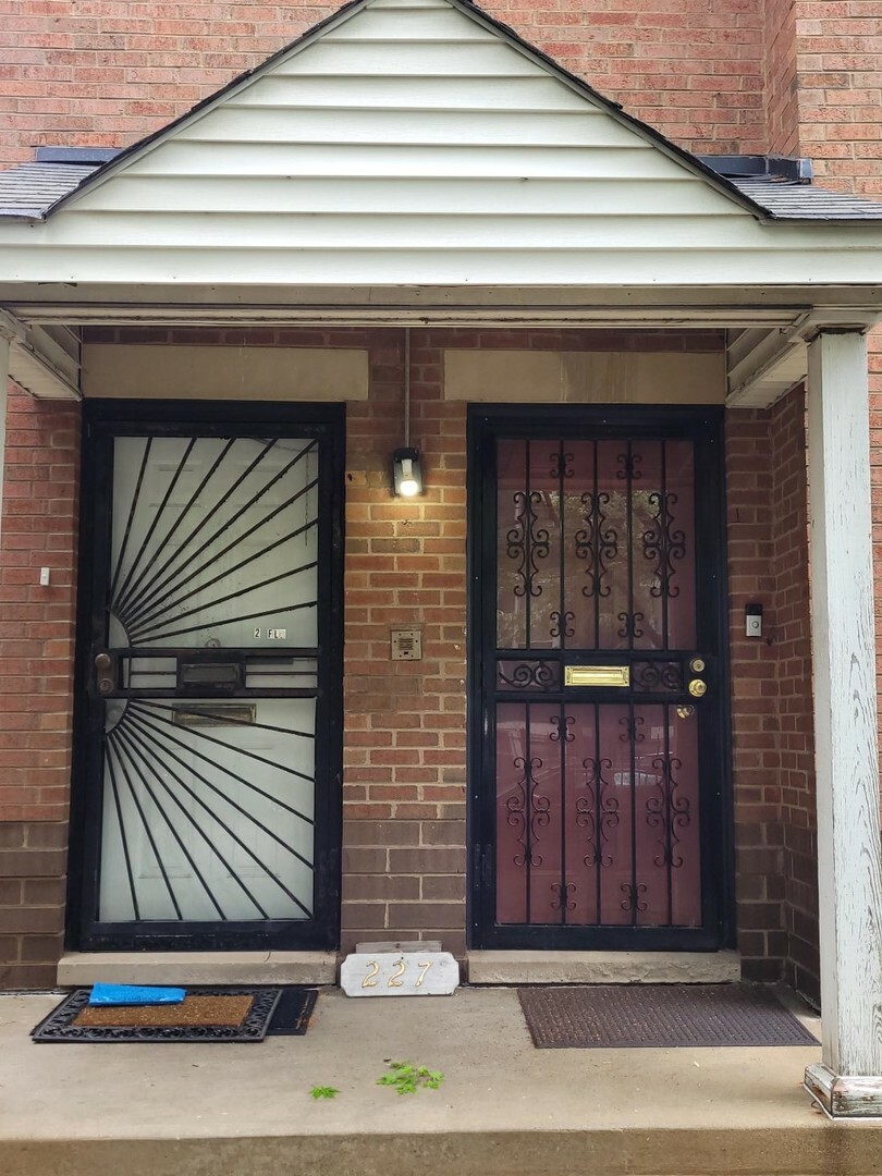Property Photo: 227 S Leavitt Street 1 IL 60612