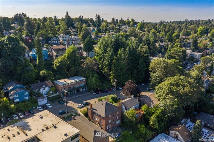 Property Photo: 5026 22nd Ave NE WA 98105