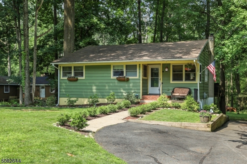 Property Photo:  19 Windy Bush Ln  NJ 07871 